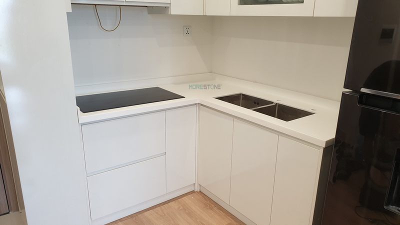 Morehome đã tạo ra một ấn tượng sâu sắc với thiết kế phòng bếp nhỏ gọn của mình. Tone màu trắng đã góp phần tạo nên sự tinh tế và sang trọng trong không gian nấu ăn của gia đình.
