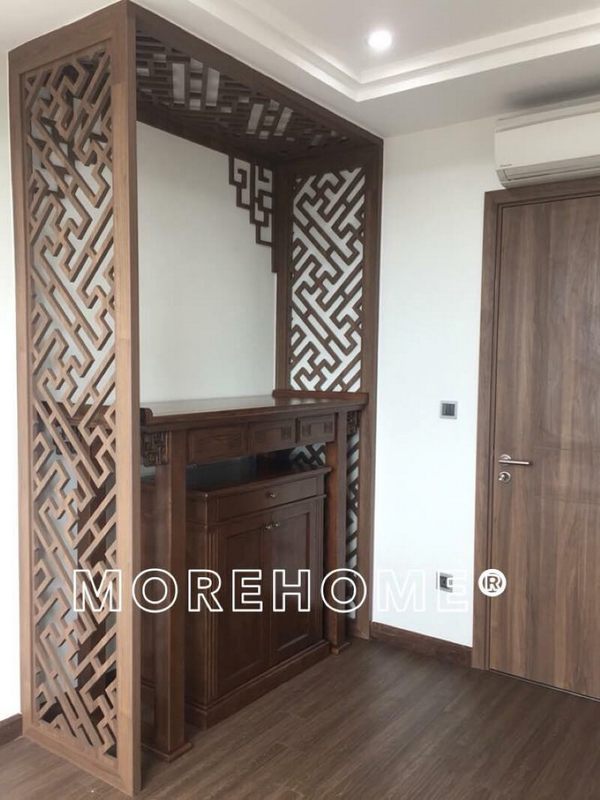Bàn thờ gỗ tự nhiên óc chó có tính thẩm mỹ cao, màu sắc sang trọng, chất lượng sử dụng trên 20 năm.